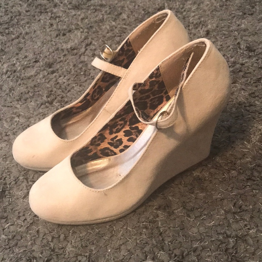 Like new closed heel wedge